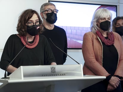 De izquierda a derecha, Eulàlia Reguant, Carles Riera, Dolors Sabater y Laia Estrada, esta mañana, en el Parlament.
