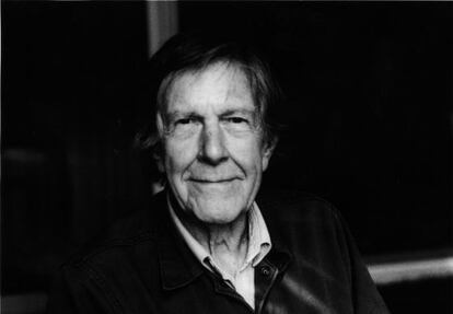 Medio plano de John Cage, en Los Ángeles.