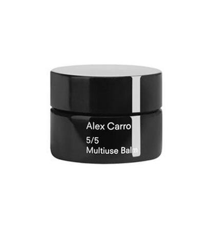 Multiuse Balm de Alex Carro es un producto para tener siempre a mano: en el bolso, en el cuarto de baño, en el cajón de la oficina o en el bolsillo. Hidrata y nutre las zonas de la piel que más lo necesitan. Normalmente este tipo de bálsamos se utilizan para los labios, las uñas, los codos o las zonas que estén secas. La caléndula, el azahar, la manteca de karité y de cacao son sus principales ingredientes. La marca cuenta solo con cinco productos, pero son los fundamentales para una rutina de belleza. Precio: 25 euros. 