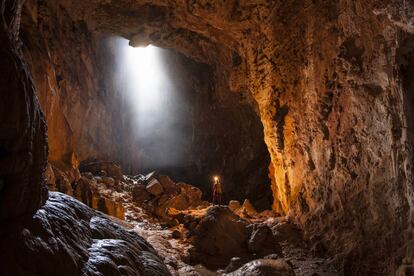Un espeleólogo en la cueva del Graller del Boixaguer, en la sierra del Montsec (Lleida).