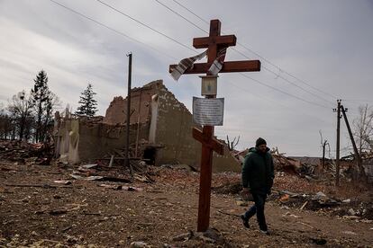 Un hombre camina junto a los escombros de varios edificios en la localidad de Bishiv. La Comunidad de Madrid ha establecido un protocolo de actuación destinado a recoger la información que permita atender las consultas sobre la llegada de refugiados ucranios a la región, identificarlos y prestarles atención médica.