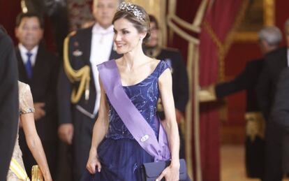 La Reina Letizia con un vestido de gala firmado por Felipe Varela, en su visita oficial a Perú, el pasado verano.