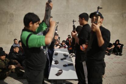 Estudiantes palestinos participan en un ejercicio militar en una escuela en la ciudad de Gaza (Franja de Gaza).