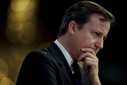 David Cameron escucha una pregunta durante una intervención pública en Londres.