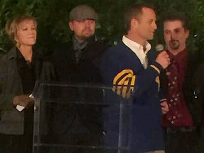 Leonardo DiCaprio junto a familiares y amigos de Alan Thicke en su funeral. 