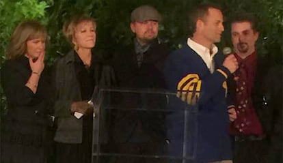 Leonardo DiCaprio junto a familiares y amigos de Alan Thicke en su funeral. 