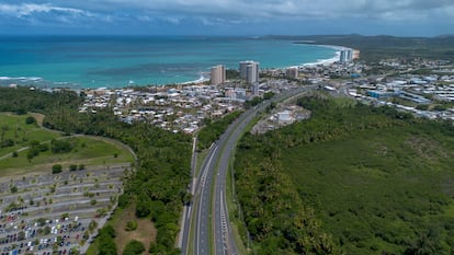 Vista del humedal de Luquillo (a la derecha).