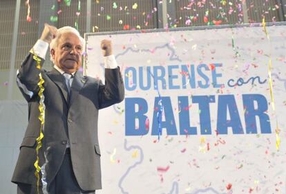 Jos&eacute; Luis Baltar takes the applause at a party event in Ourense.