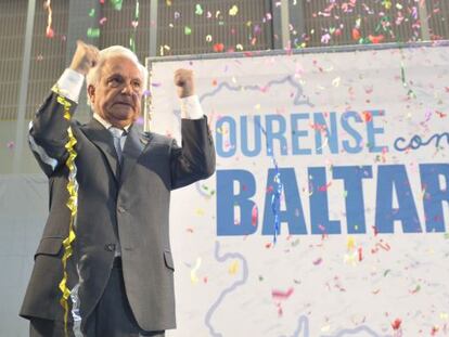 Jos&eacute; Luis Baltar takes the applause at a party event in Ourense.