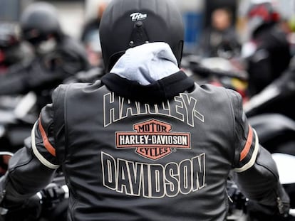 Motociclista fã da marca Harley-Davidson em Hamburgo, Alemanha.