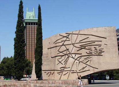 Plaza de Colón, Madrid, con el monumento al Descubrimiento de América, realizado por Joaquín Vaquero Turcios.