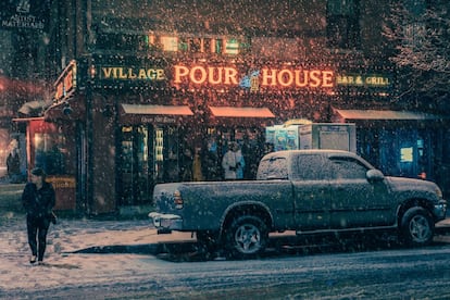 <p>Village Pour House. East Village, 2018.</p><p><i>Franck Bohbot (Longjumeau, Francia, 1980) fue haciendo estas fotografías entre los años 2014 y 2021. El método era siempre el mismo: salía a la calle en los peores días de invierno y deambulaba por Nueva York al anochecer con toda la ciudad cubierta de nieve.</i></p>