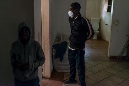 John Nsombo, de 39 años, en la casa de acogida donde está viviendo desde que el Gobierno sudafricano habilitó refugios para personas sin hogar durante el confinamiento por la covid-19. En Pretoria, Sudáfrica, el 18 de diciembre de 2020.