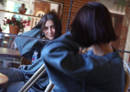 Paula Reyes, cantante del dúo Pipiolas y autora de 'joder y gracias', en una cafetería del barrio de Retiro, en Madrid.