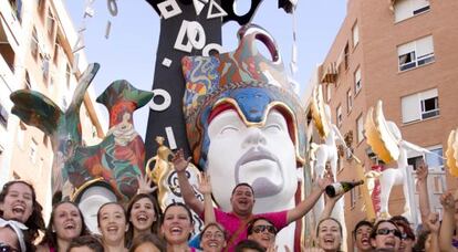 La 'foguera' Cerámica, categoría especial, celebra su triunfo en 2011.