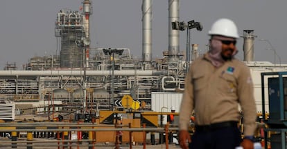 Un empleado observa una instalación petrolera de Saudi Aramco en Abqaiq, Arabia Saudi.