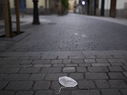 Una mascarilla en el suelo de una calle vacía de Madrid.