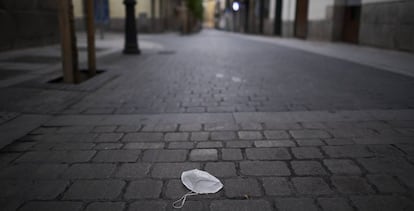 Una mascarilla en el suelo de una calle vacía de Madrid.