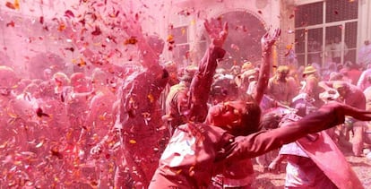 IMÁGENES DEL DÍA. Una multitud participa en la celebración del Holi en Uttar Pradesh (India).