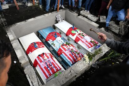 Las tumbas de Jair Valencia, 19 años , Yovani Valencia, 16, y Misael Olivares, 16, en un cementerio en la localidad de San Marcos Atexquilapan, en el Estado de Veracruz.