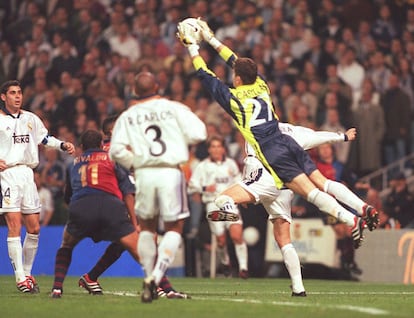 Casillas se hace con el balón en presencia de Hierro y Roberto Carlos, del Real Madrid, y Roberto Carlos y Rivaldo del Barcelona, durante un partido de Liga en febrero de 2000.