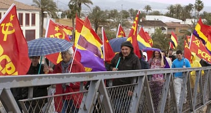 Participantes en el homenaje a los presos del campo de concentración de Albatera, en Alicante.