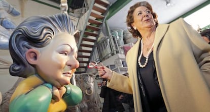 La alcaldesa Rita Barber&aacute; frente a su &#039;ninot&#039;