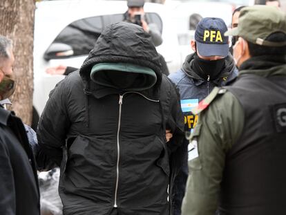 La policía argentina detiene a uno de los implicados en a presunta red de espionaje ilegal que funcionaba en la Agencia Federal de Inteligencia, el 2 de julio de 2020.