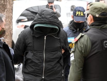 La policía argentina detiene a uno de los implicados en a presunta red de espionaje ilegal que funcionaba en la Agencia Federal de Inteligencia, el 2 de julio de 2020.