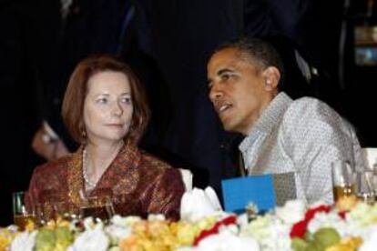 La primera ministra australiana Julia Gillard (i) conversa con el presidente de Estados Unidos Barack Obama (d) durante la cena de gala de la 4ª reunión de la Asociación de Naciones del Sudeste Asiático (ASEAN) y EE.UU. en Phnom Penh (Camboya).