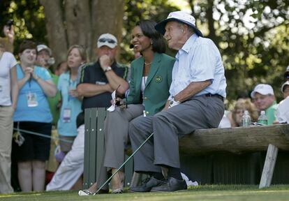 Condoleezza Rice y Arnold Palmer, cuatro veces ganador del Masters, ven el concurso de pares tres.