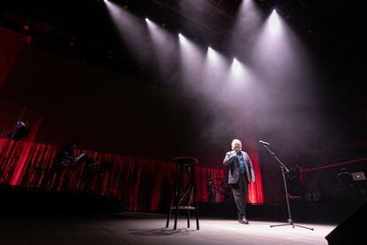El cantautor Joan Manuel Serrat dice adiós a los escenarios después de casi 60 años de carrera