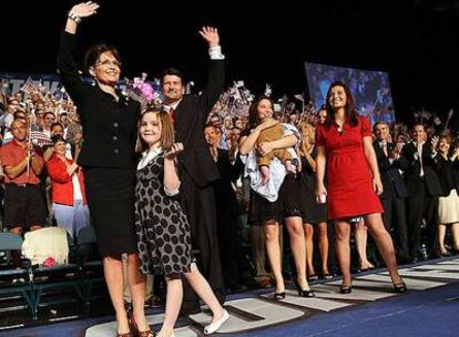 Sarah Palin (izquierda), con su familia, durante un acto electoral en Dayton (Ohio) el 29 de agosto.