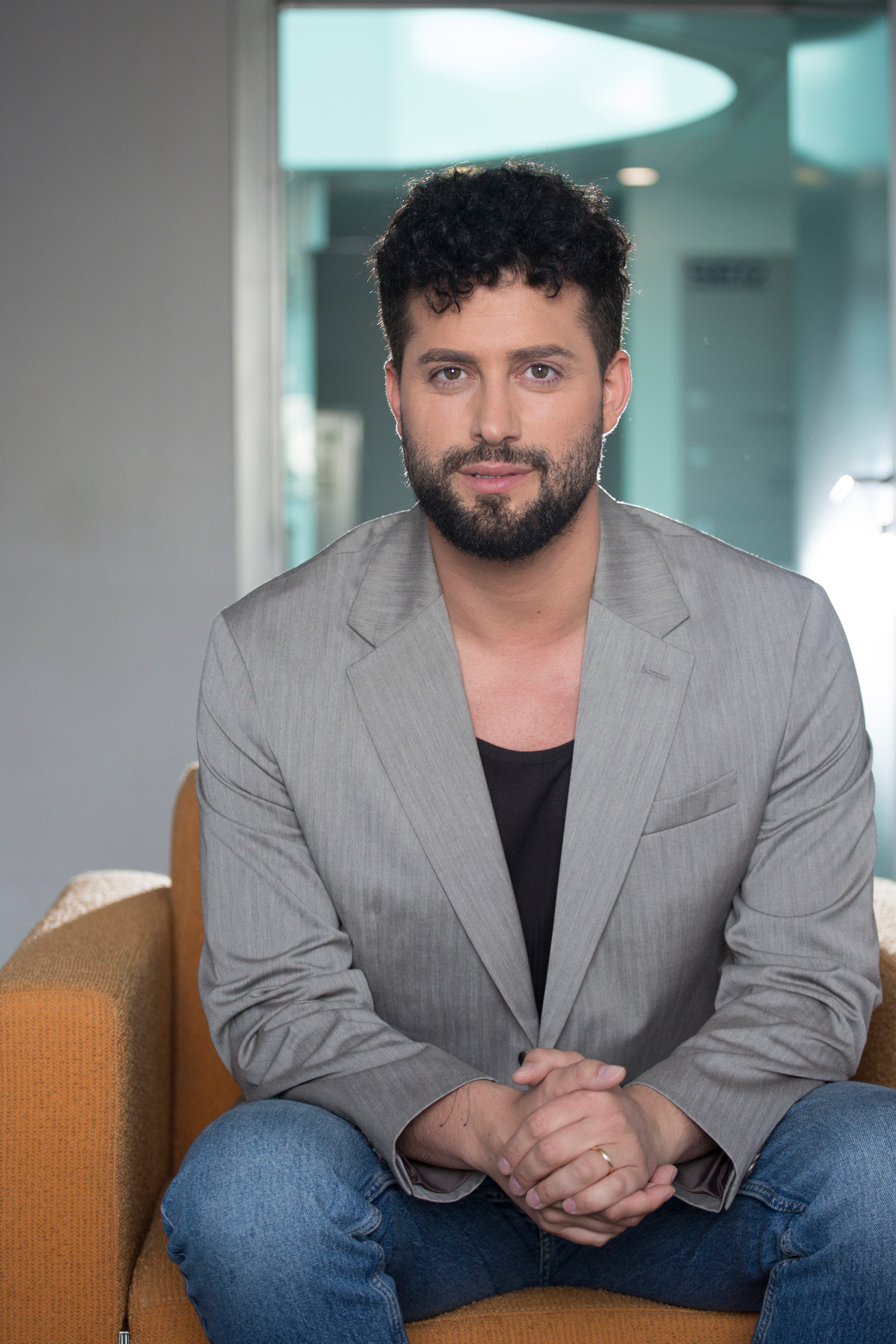 La marca personal de Javi Hoyos es el tono amable. Su especialidad son los bamboleos sentimentales de las 'influencers' y los futbolistas. 