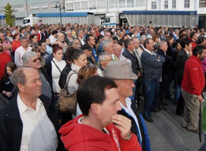 Empleados de Endesa y sus auxiliares, ayer en la concentración de protesta celebrada en As Pontes.