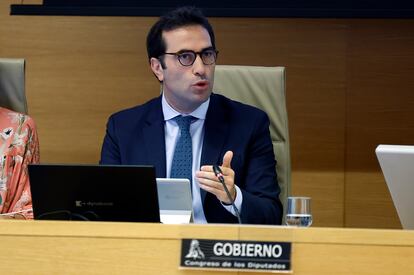 El ministro de Economía, Carlos Cuerpo, comparece en la Comisión Mixta para la Unión Europea para informar de los últimos avances del Plan de Recuperación, este lunes en el Congreso.