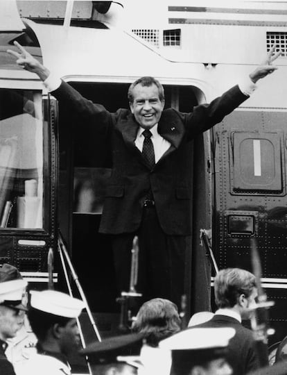 El 9 de agosto de 1974, Richard Nixon presentó su renuncia debido a las acusaciones del caso Watergate. Es el único presidente de EE. UU. que ha renunciado al cargo. En la imagen, Nixon hace la señal de la victoria en el helicóptero que le traslada fuera de la Casa Blanca tras presentar su dimisión.