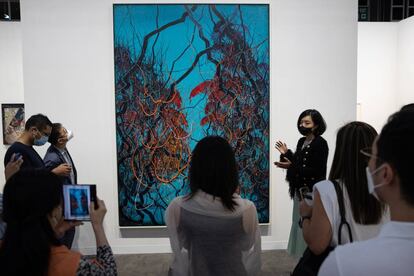 Un grupo de turistas admira una obra de la Art Basel de Miami 2021.