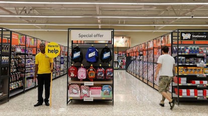 Un cliente en un supermercado Tesco en Watford (Reino Unido), en una foto de archivo.