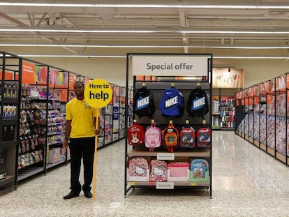 Un cliente en un supermercado Tesco en Watford (Reino Unido), en una foto de archivo.