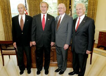El presidente Bush posa ayer en la Casa Blanca con los astronautas Michael Collins, Neil Armstrong y Edwin Aldrin.