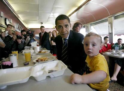 El aspirante demócrata Barack Obama, junto a un niño en una cafetería de Scranton (Pensilvania).