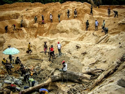 Mina de diamantes en Kono, Sierra Leona, donde operó Michel Desaedeleer. Foto Chema Caballero.