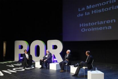 Desde la izquierda, Iñaki Gabilondo, Javier Elzo, Antonio Duplá y Daniel Innerarity, en un momento del debate.