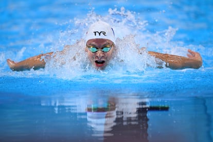 León Marchand nada a mariposa durante la segunda semifinal de los 200 metros estilos, en Singapur.