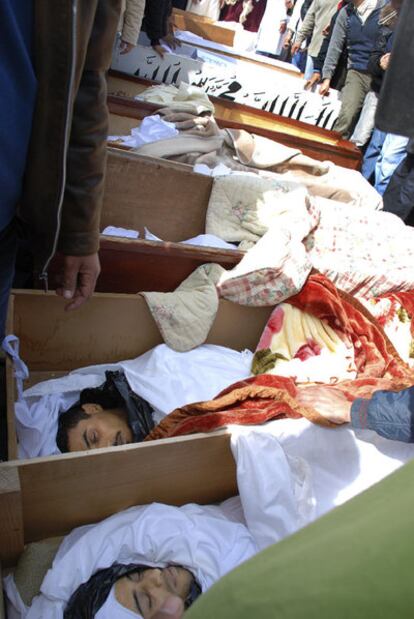 Associated Press difundió ayer esta foto de cadáveres en Libia y precisó que la obtuvo de una persona que no trabaja para la agencia y que no se pudo confirmar ni el lugar ni la fecha.