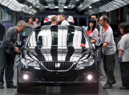 Trabajadores de Seat, en la cadena de montaje que el fabricante tiene en Martorell (Barcelona).