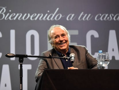 Joan Manuel Serrat sonrie durante la rueda de prensa que dio en Buenos Aires, el 2 de noviembre de 2022.