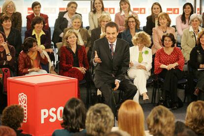 Zapatero con las representantes de asociaciones de mujeres, ayer, en la sede del PSOE.