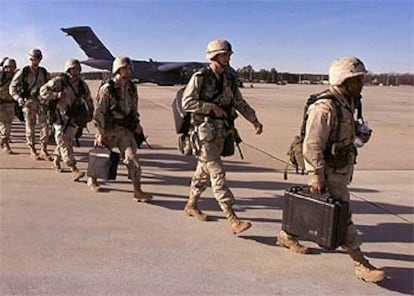 Miembros de la 82ª División Aerotransportada de EE UU se disponen a viajar a Kuwait desde la base de Pope, en Carolina del Norte.